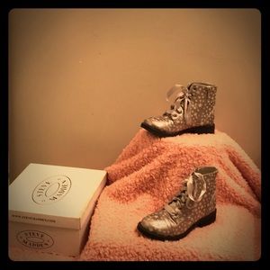 Girl Ankle boots worn Once